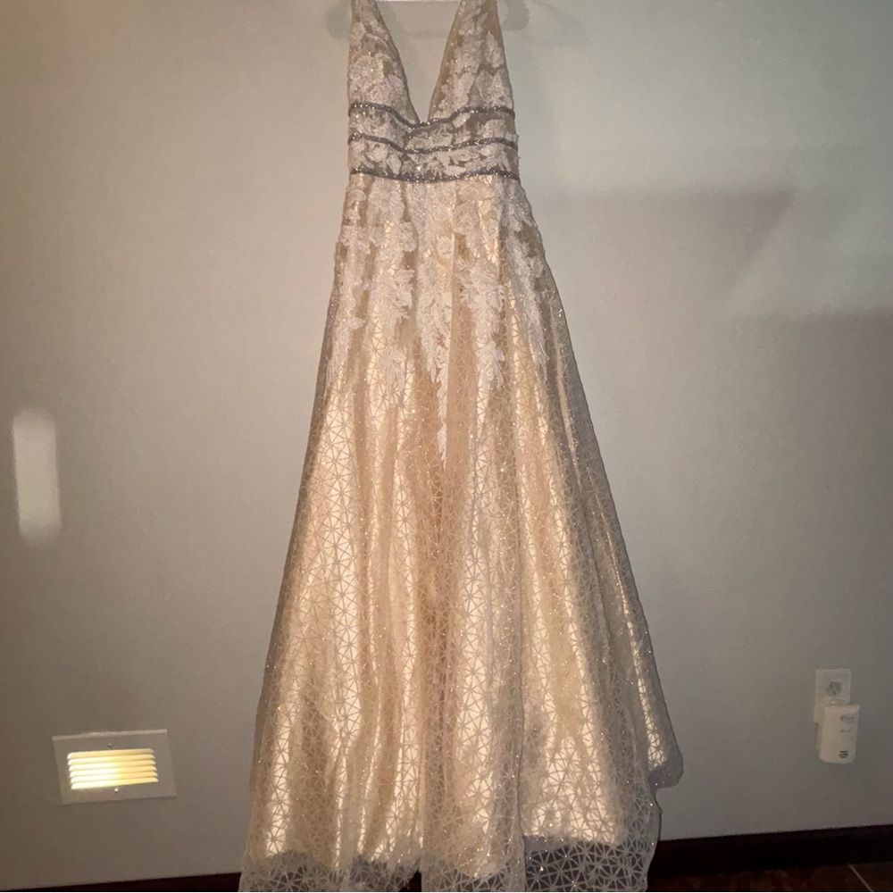 Elegant Cream Lace Wedding Dress